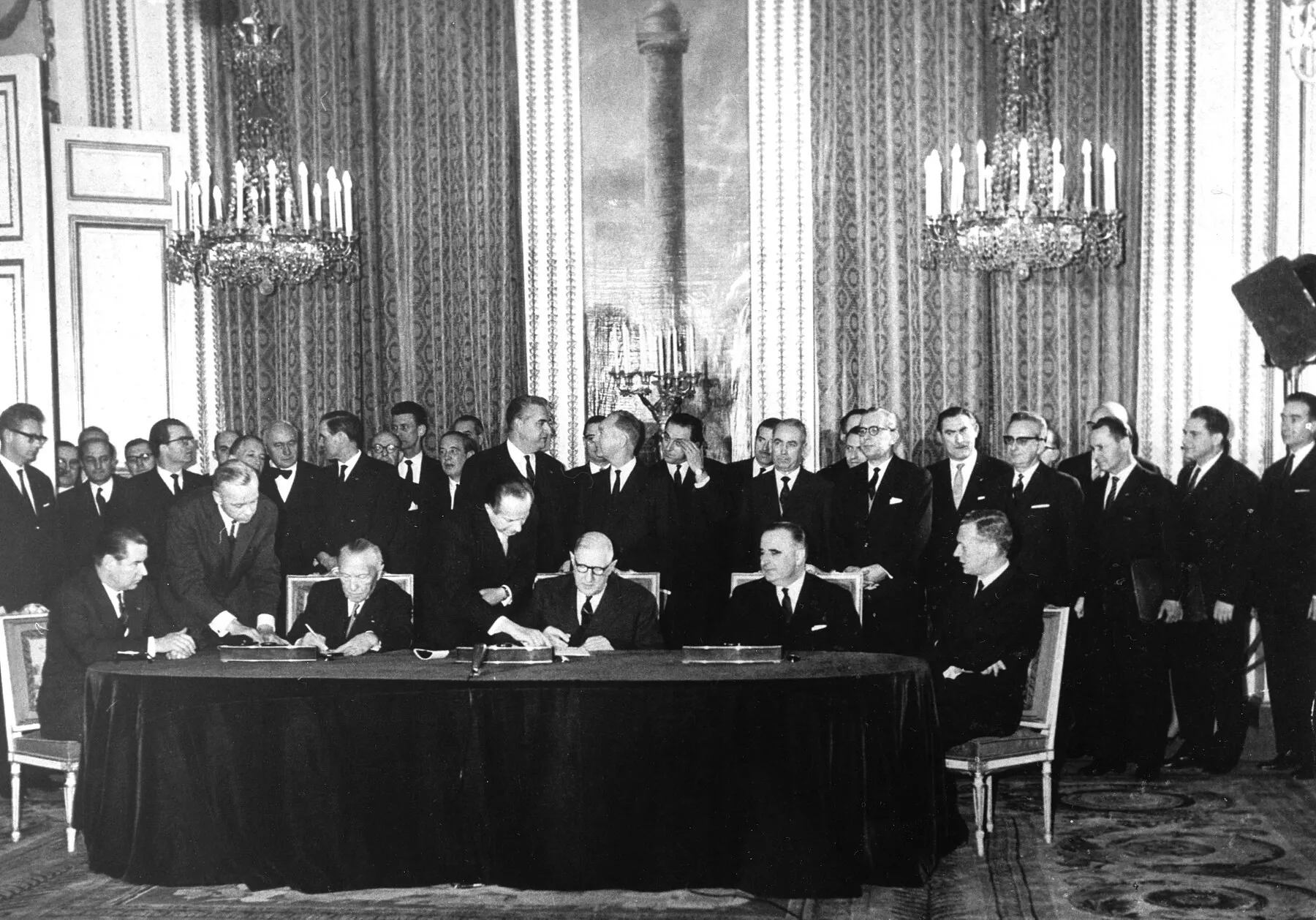 The Élysée Palace, January 22, 1963: Adenauer and de Gaulle sign the treaty — two old nationalists redefine greatness as a joint affair (photo: Bundesarchiv, B 145 Bild-P106816 / CC-BY-SA 3.0).