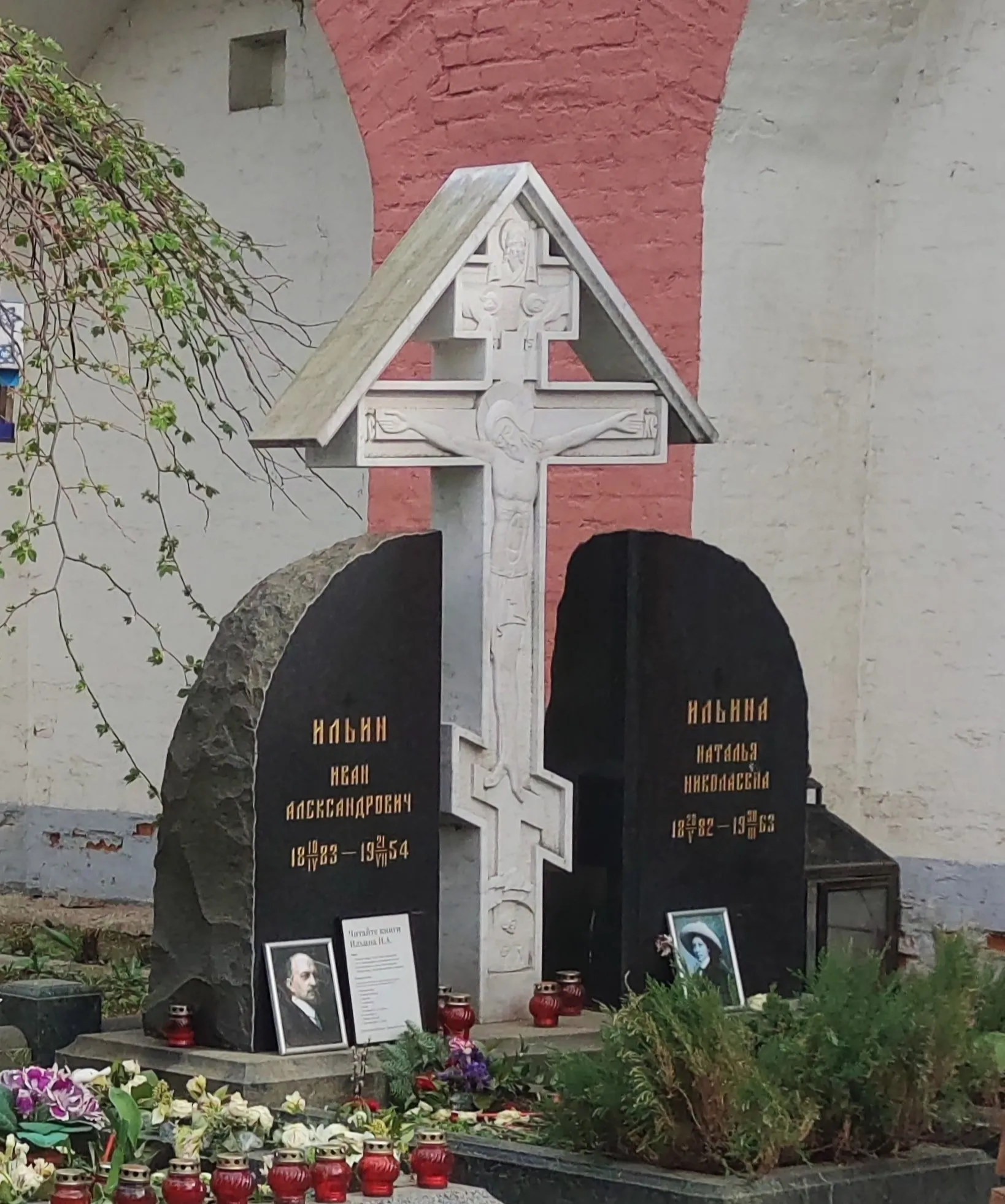 The graves of Ilyin and his wife in the necropolis of the Donskoy Monastery: a return accomplished posthumously (photo: Mikhail Babtrakinov, CC BY-SA 4.0).