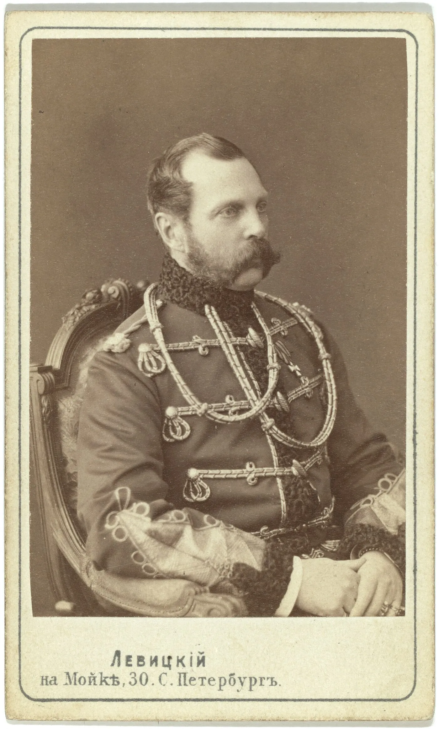 Alexandre II (photographie de Sergueï Levitski, Bibliothèque du Congrès) : un tournant commence par le changement du destinataire des rapports.