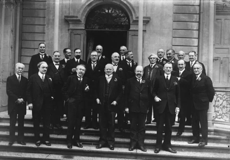 Genève, septembre 1926 : Stresemann (au centre) après l’admission de l’Allemagne dans la Société des Nations — le revirement sans défaite, brisé par la Dépression (photo : Bundesarchiv, Bild 102-08491 / Georg Pahl / CC-BY-SA 3.0).