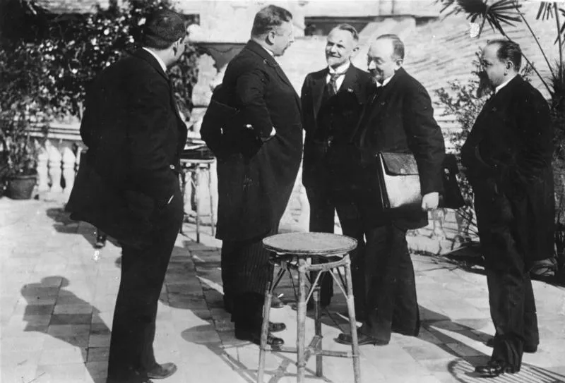 Rapallo, 1922: Chancellor Wirth with the Soviet delegation — five years after October (photo: Bundesarchiv, Bild 183-R14433 / CC-BY-SA 3.0).