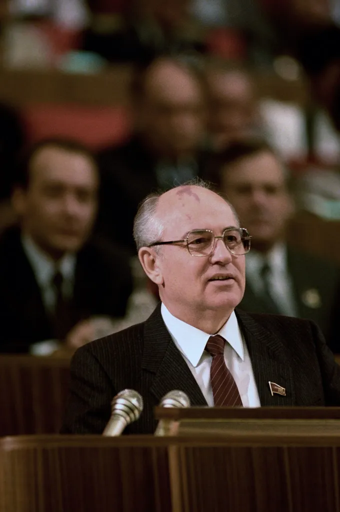 Gorbachev, August 1985: the turn began not with ideas but with folders (photo: Vladimir Vyatkin / RIA Novosti, CC BY-SA 3.0).