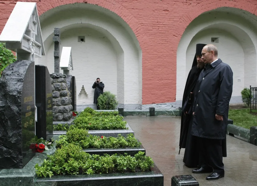 Donskoy Monastery, May 24, 2009: Putin at the opening of the memorial where Ilyin and his wife are reburied (photo: premier.gov.ru / Alexei Nikolsky, CC BY).