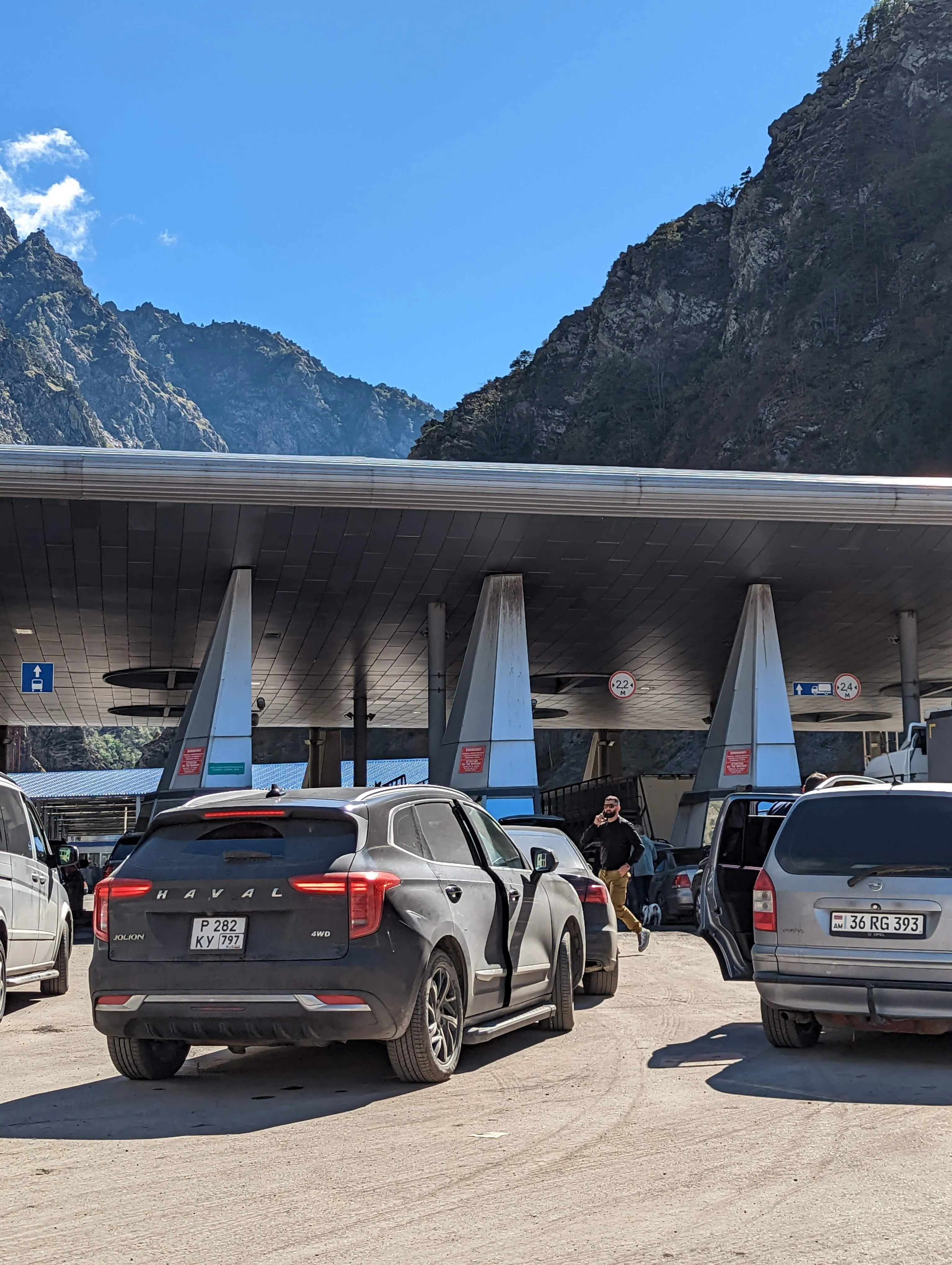 Verkhny Lars, the Russian–Georgian border, September 2022: the largest exodus of this caliber since the first wave — but for the first time without severance (photo: FingerWiki, CC BY-SA 4.0).