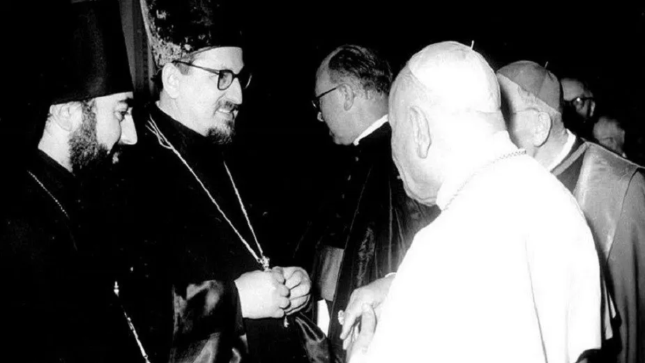 Papst Johannes XXIII. mit Vertretern des Moskauer Patriarchats auf dem Zweiten Vatikanischen Konzil, 1962.