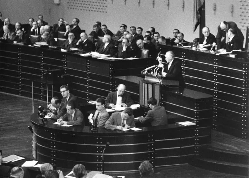 Bonn, February 1955: Adenauer steers the Paris Agreements through the Bundestag — Westbindung against strong domestic opposition (photo: Bundesarchiv, B 145 Bild-F002450-0005 / Unterberg, Rolf / CC-BY-SA 3.0).