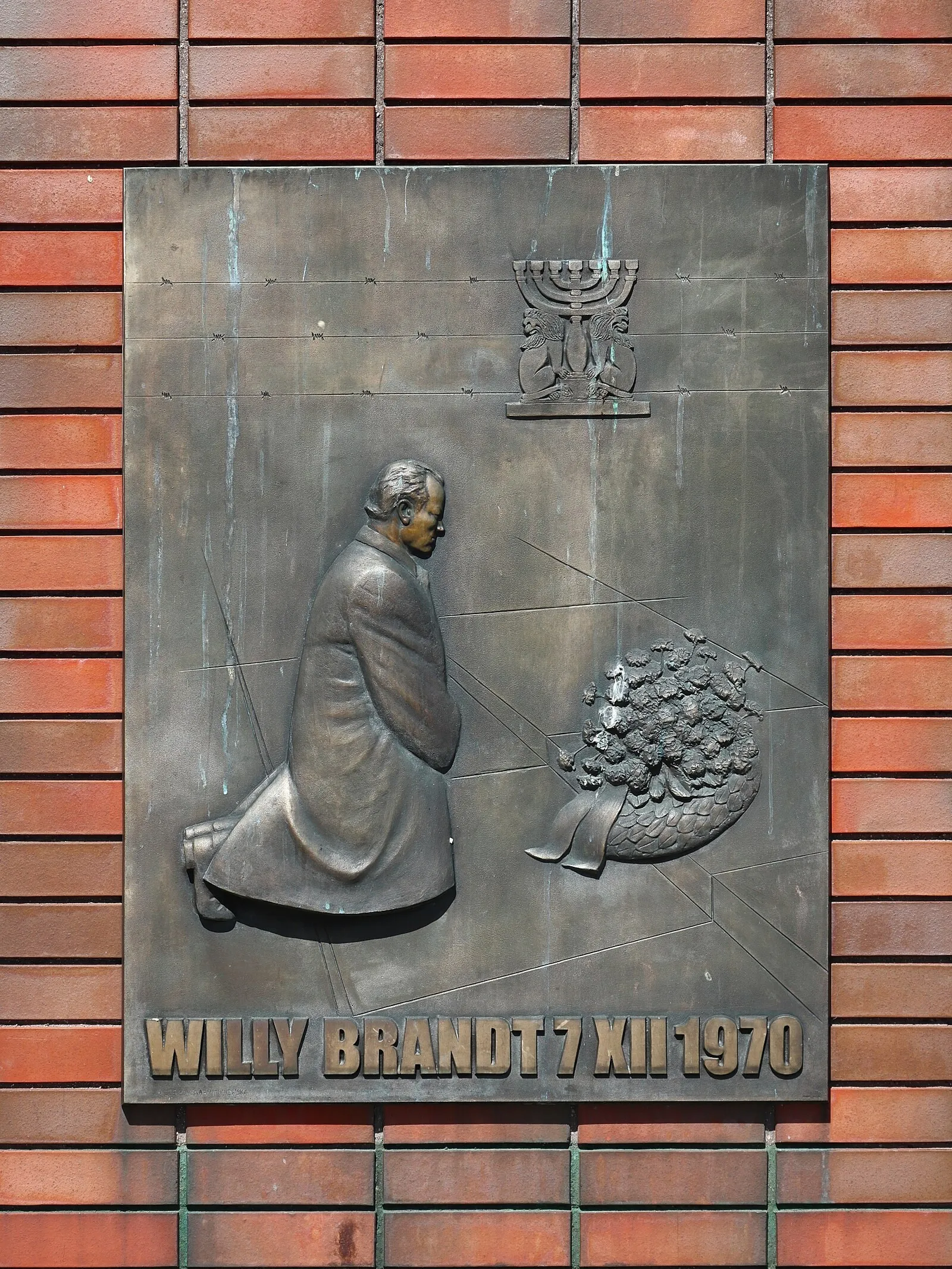 „Willy Brandt 7 XII 1970“: die Bronzeplatte in Warschau am Ort des Kniefalls — die Symbolszene der ganzen deutschen Transformation (Foto: Wikimedia Commons, CC0).