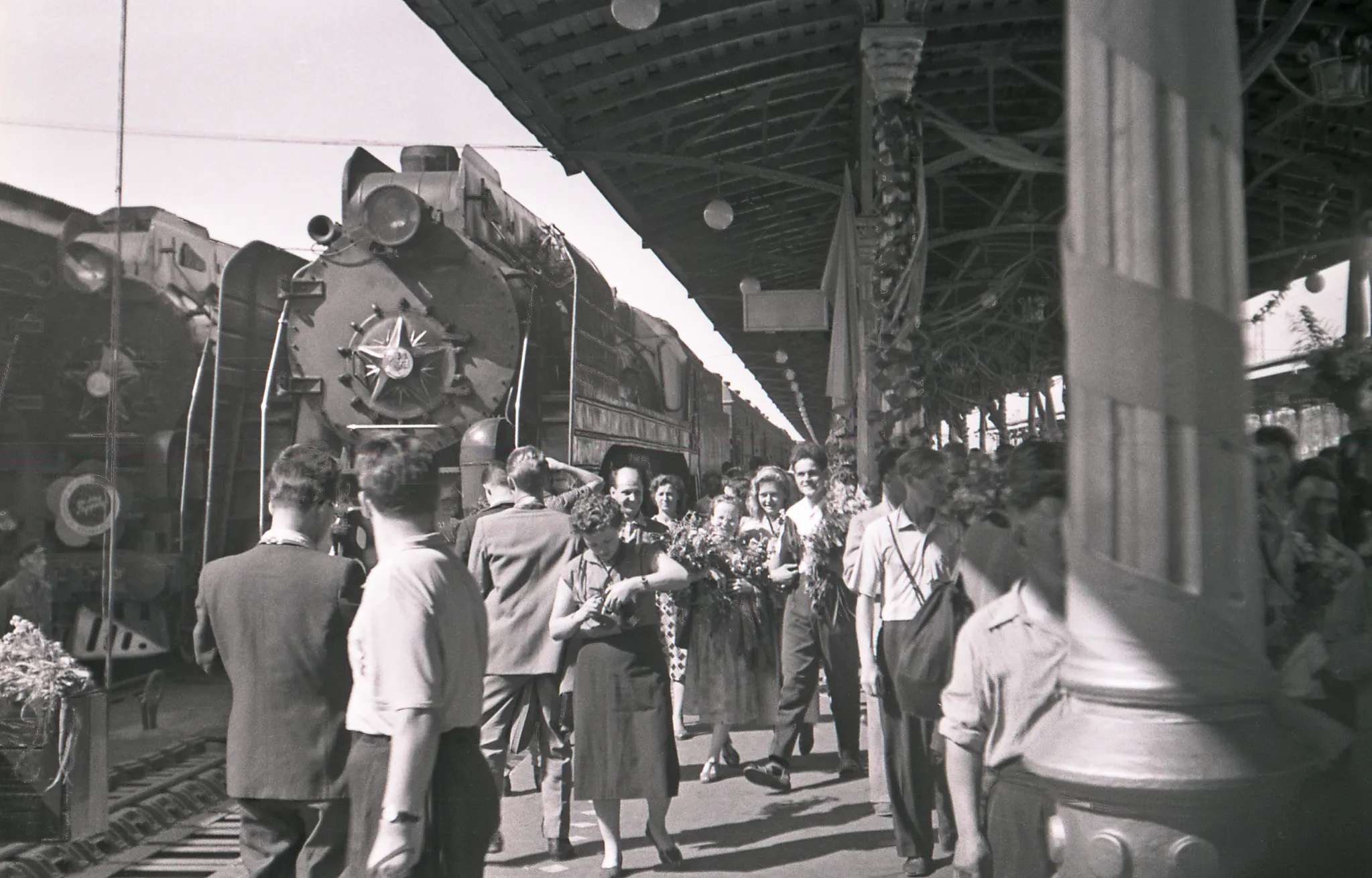 Moscow, July 1957: welcoming participants of the World Festival of Youth at the Belorussky railway station. The speed with which society reached out to the world is the measure of what thirty years of isolation could not achieve (photo: Manfred & Barbara Aulbach, CC BY-SA 3.0).